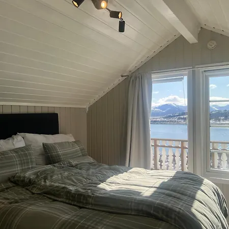 Centrally Located By The Sea - Sortland