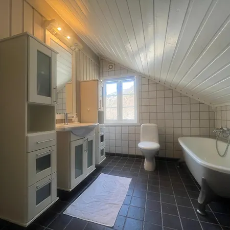 Feriehus Centrally Located By The Sea - Sortland